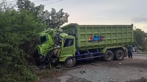  Dua truk tronton ringsek berat usai mengalami tabrakan di ruas Jalan Mayjen Yusuf Singadekane, Kelurahan Karya Jaya, Kecamatan Kertapati Palembang, Sumsel.
